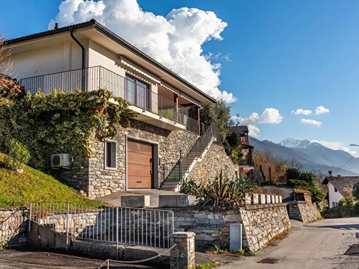 Casa con 7 locali in vendita in Fraz Cresta b, Masera