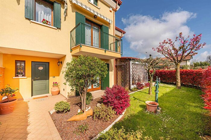 Casa con 7 locali in vendita in Via Brunello San Dona di Piave, San Dona Di Piave