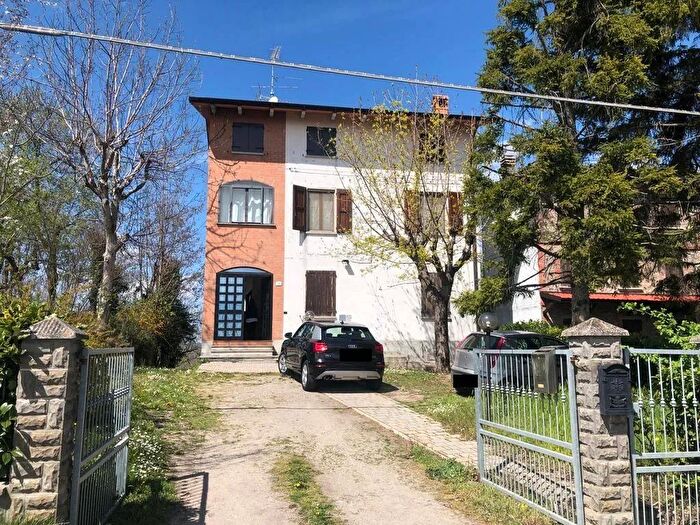 Appartamento con 6 locali in vendita in Via Castellaro Baiso, Baiso