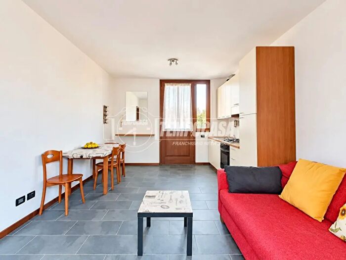 Appartamento bilocale in vendita in Via Villafranca, Meda
