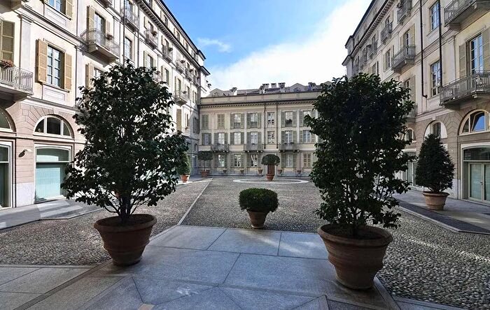 Appartamento trilocale in affitto in Via della Rocca Torino, Torino