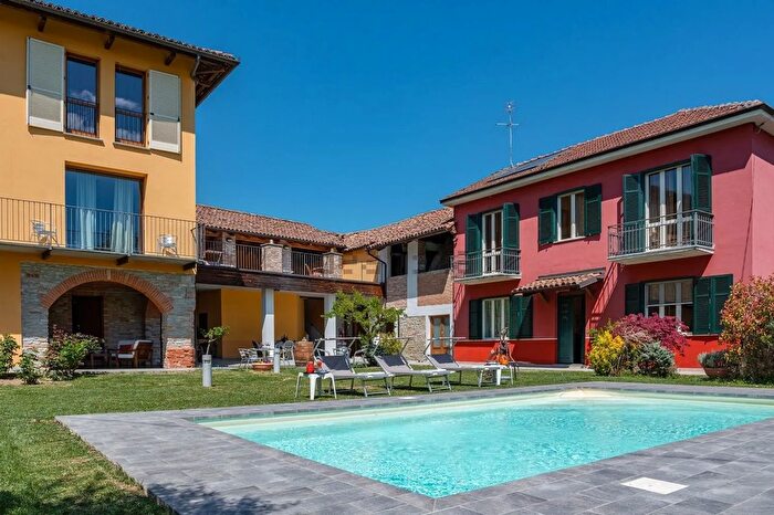 Casa con 20 locali in vendita in Canelli