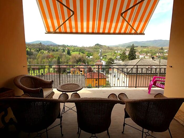 Casa con 8 locali in vendita in Via Toscanini, Bedonia