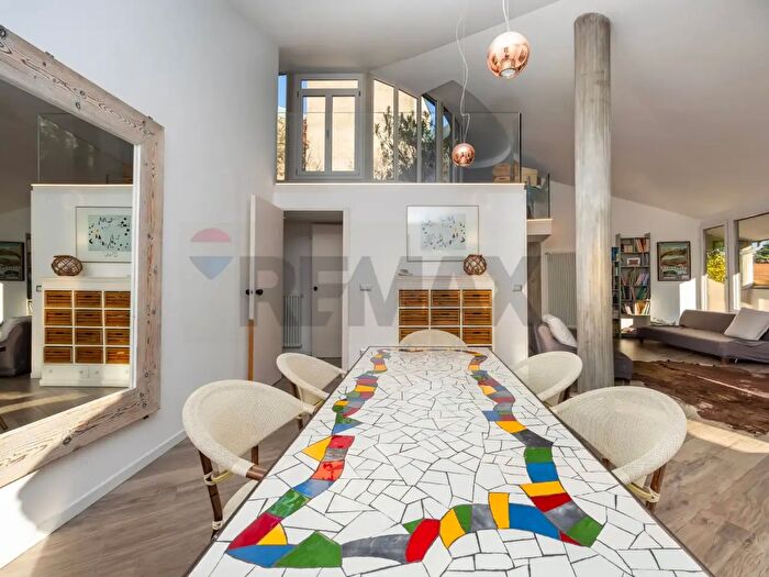 Appartamento con 8 locali in vendita in Via Milano, Como