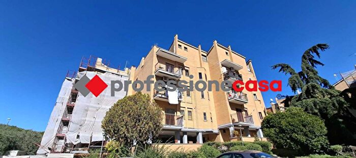 Appartamento trilocale in vendita in Via Varrone, Pomezia