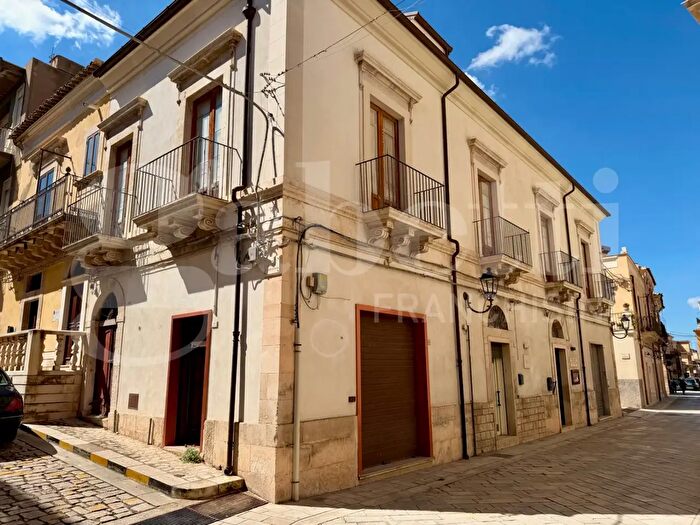 Casa con 10 locali in vendita in Via Principe di Carignano, Comiso