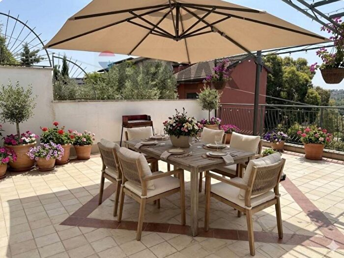 Casa con 6 locali in affitto in Via Cassia, Tomba di Nerone, Roma
