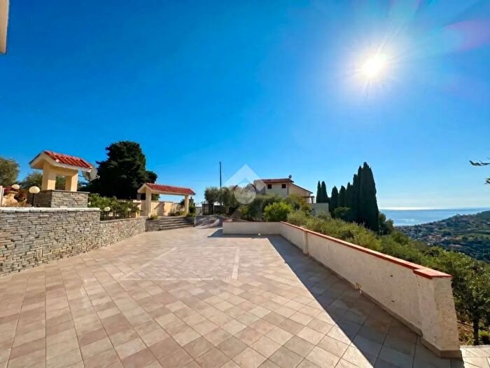 Appartamento trilocale in vendita in Strada Vicinale del Colle, Imperia