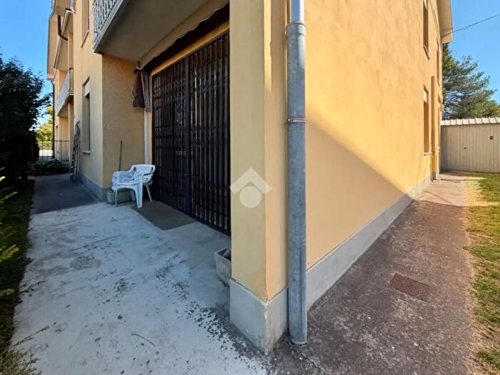 Casa con 6 locali in vendita in Via Alessandro Manzoni, Guastalla