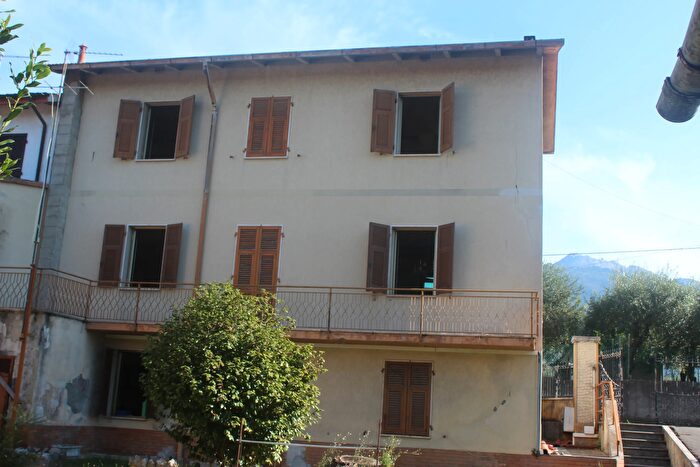 Casa quadrilocale in affitto in Montignoso