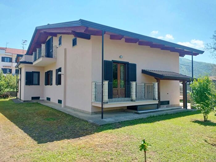 Casa con 8 locali in vendita in Arienzo