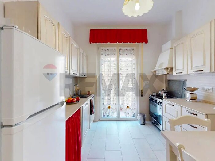 Appartamento quadrilocale in vendita in Via Ponza, Genova