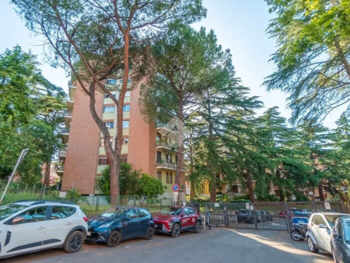 Appartamento trilocale in vendita in Via Cirillo Monzani, Roma