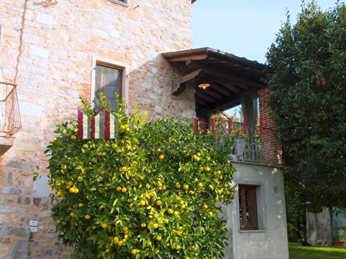 Casa con 6 locali in vendita in Camaiore