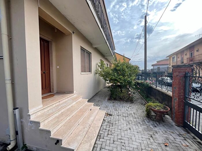 Casa con 10 locali in vendita in Pedara