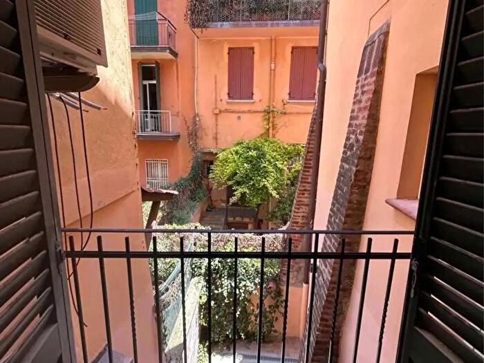 Appartamento trilocale in affitto in Via Savenella, Bologna