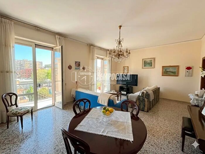 Appartamento con 5 locali in vendita in Via Bernardo Cavallino, Napoli