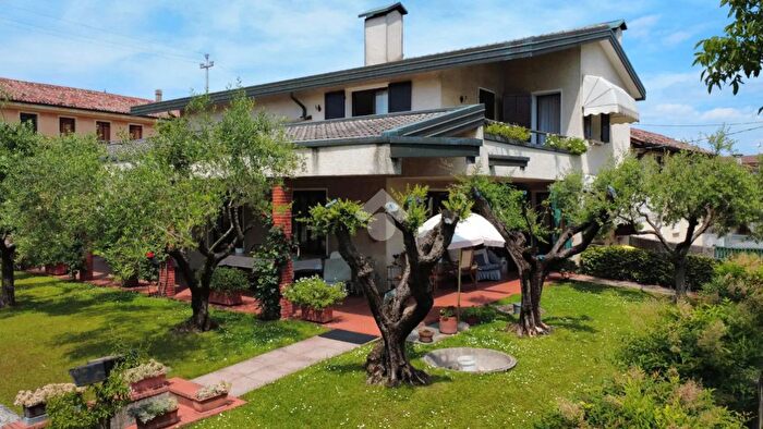 Casa con 9 locali in vendita in Via Roma, Cassola