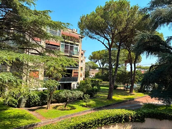 Appartamento quadrilocale in vendita in Via Cino del Duca, Roma