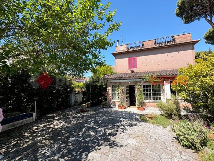 Casa quadrilocale in vendita in Via Bruxelles, Terracina