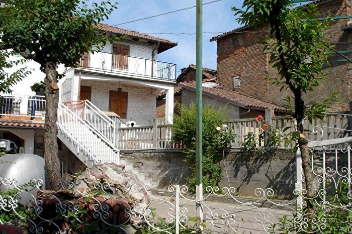 Casa con 9 locali in vendita in Via Italia, Montaldo Scarampi