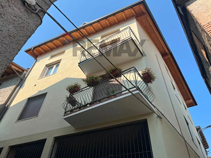 Appartamento quadrilocale in vendita in Via Chiesa, Costa Volpino