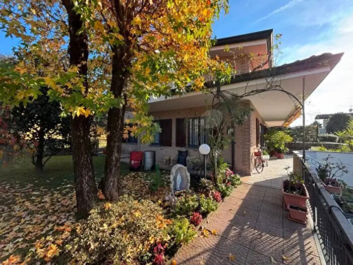 Casa con 5 locali in vendita in Via Torino, Lazzate