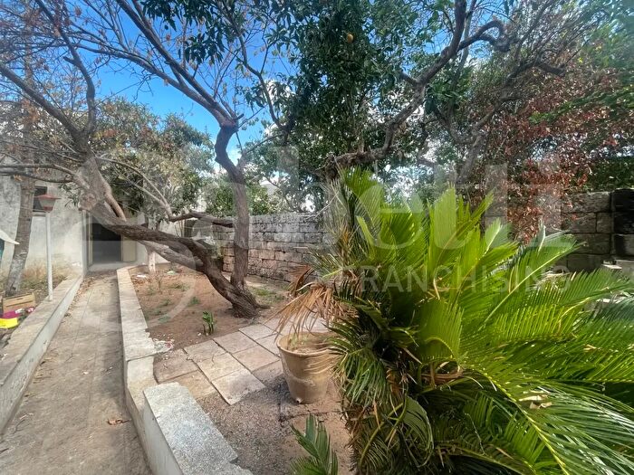 Casa con 5 locali in vendita in Spongano