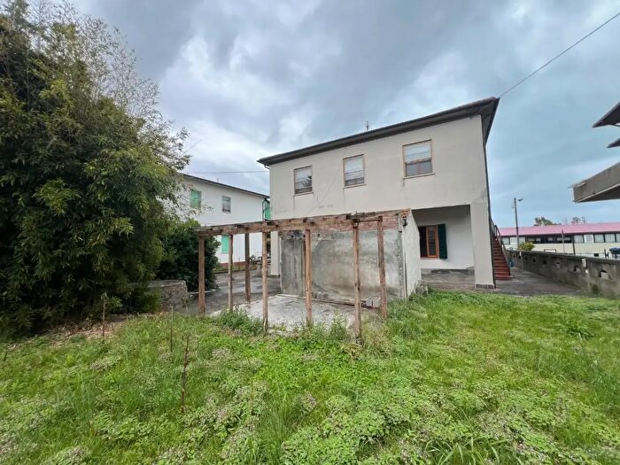 Casa con 8 locali in vendita in Rosignano Marittimo
