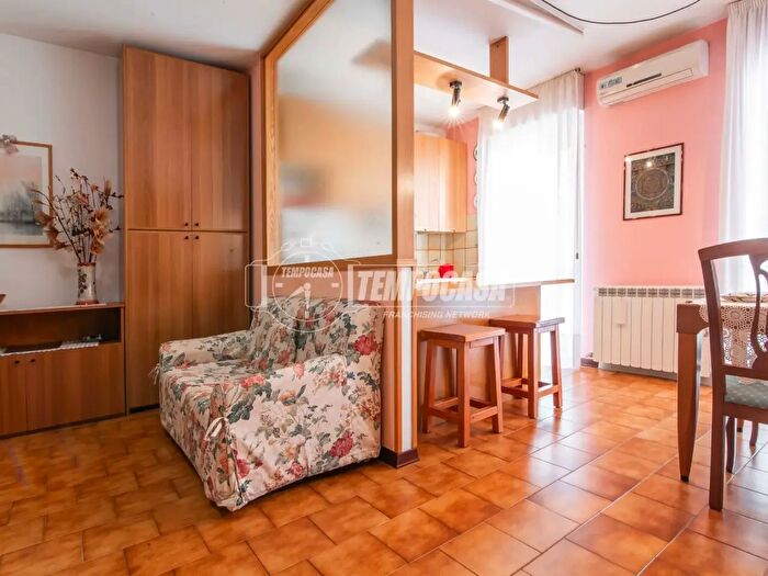 Appartamento trilocale in vendita in Via delle Grigne, Saronno