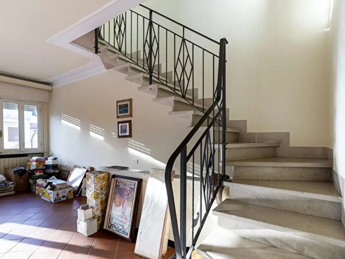 Casa con 8 locali in vendita in Camaiore
