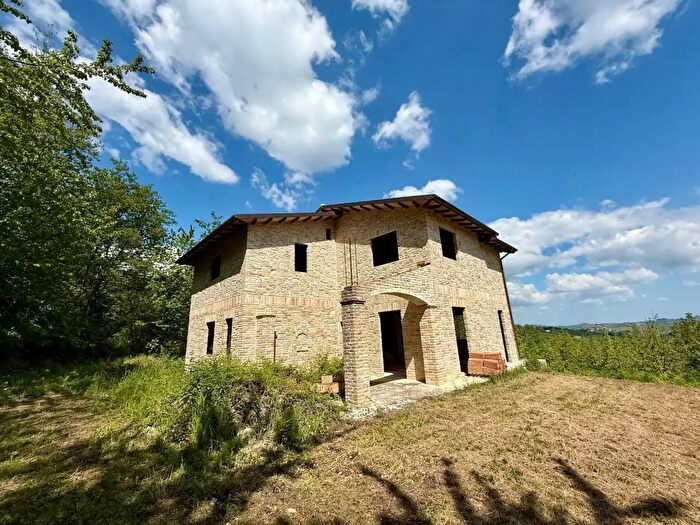 Casa con 7 locali in vendita in Castignano