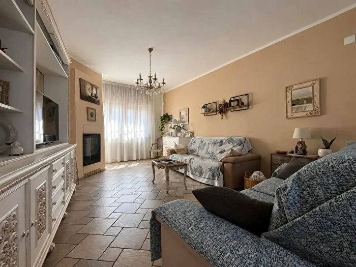 Casa con 6 locali in vendita in Via Santa Marta, Bollengo