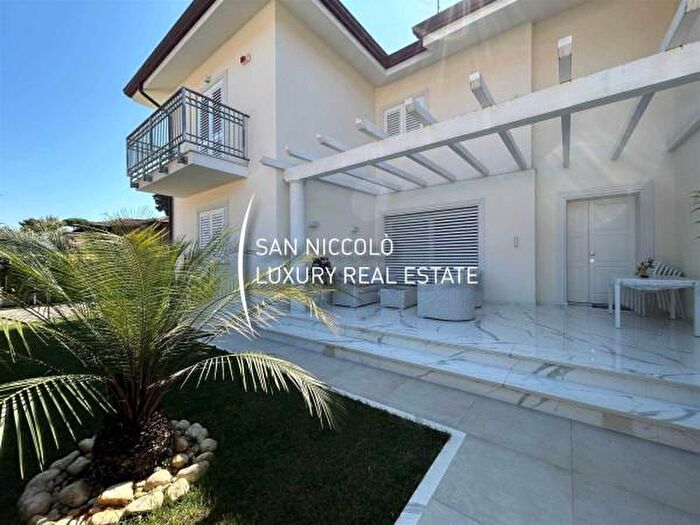 Casa con 6 locali in vendita in Pietrasanta