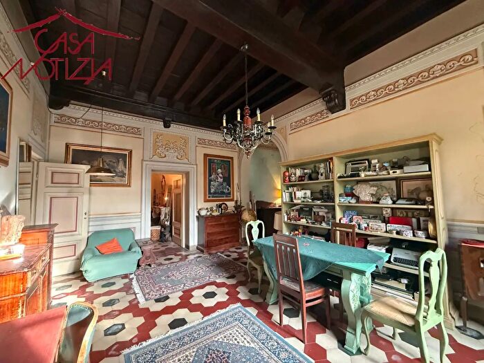 Appartamento con 12 locali in vendita in Piazza Santa Maria, Lucca