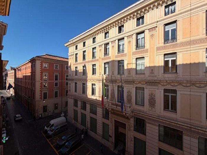 Appartamento trilocale in vendita in Via della Vite, Roma