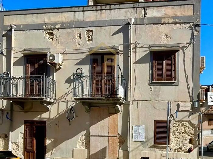 Casa con 8 locali in vendita in Via Generale Michele di Gaetano, Castellammare Del Golfo