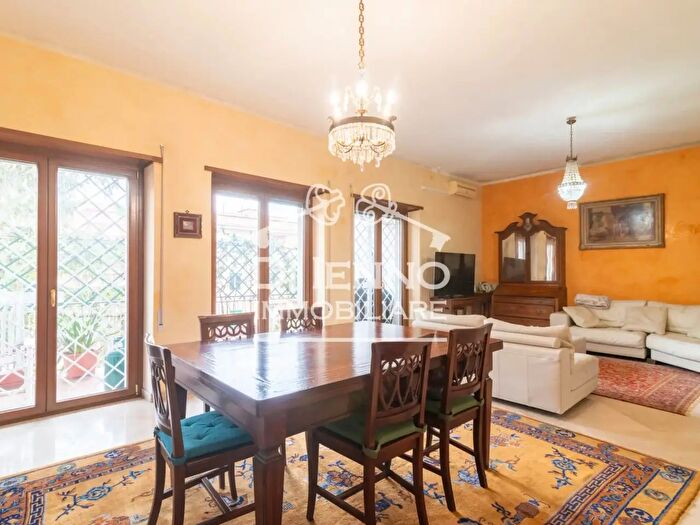 Appartamento con 8 locali in vendita in Roma