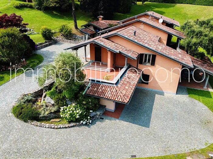 Casa con 20 locali in vendita in Via San Fermo, San Fermo Della Battaglia