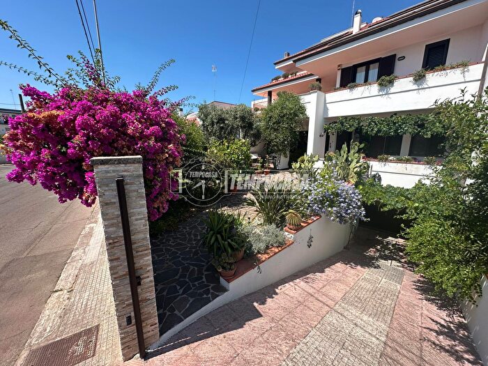 Appartamento con 10 locali in vendita in Via Bruni Antonio B, Lecce