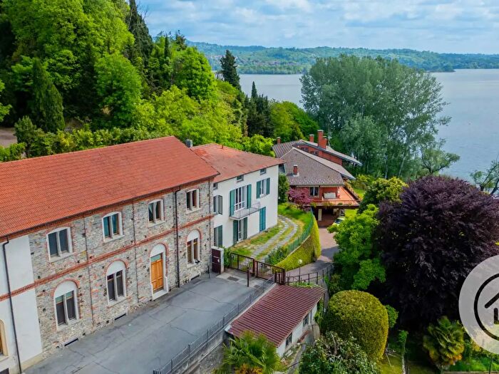 Casa con 6 locali in vendita in Via Monte Grappa, Biandronno