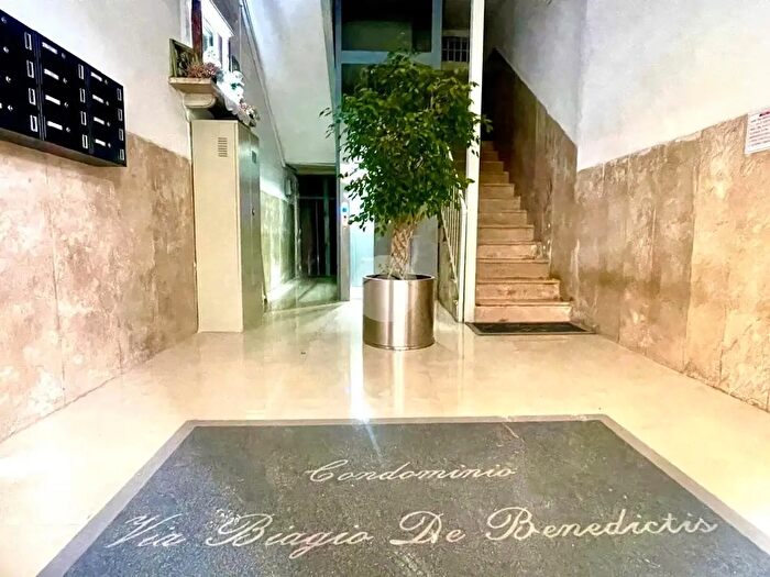 Appartamento trilocale in vendita in Via De Benedictis, Napoli