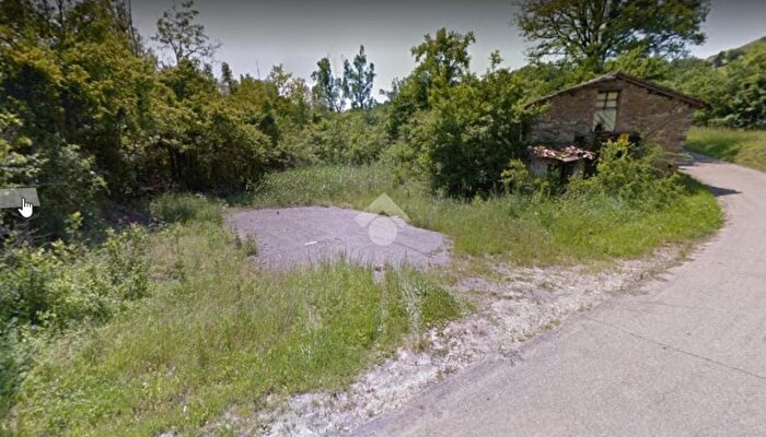 Casa quadrilocale in vendita in Via Molino Vetrina, Baiso