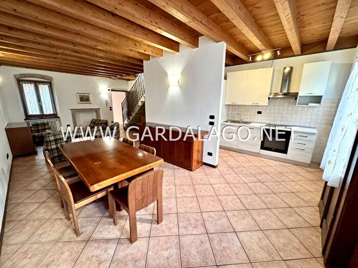 Appartamento trilocale in affitto in Corso Giuseppe Mazzini, Centro, Caprino Veronese