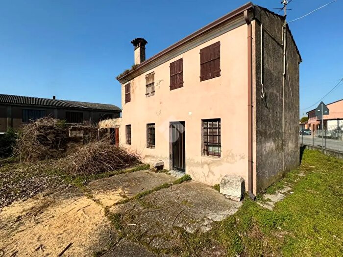 Casa con 6 locali in vendita in Via Pozze, Oppeano