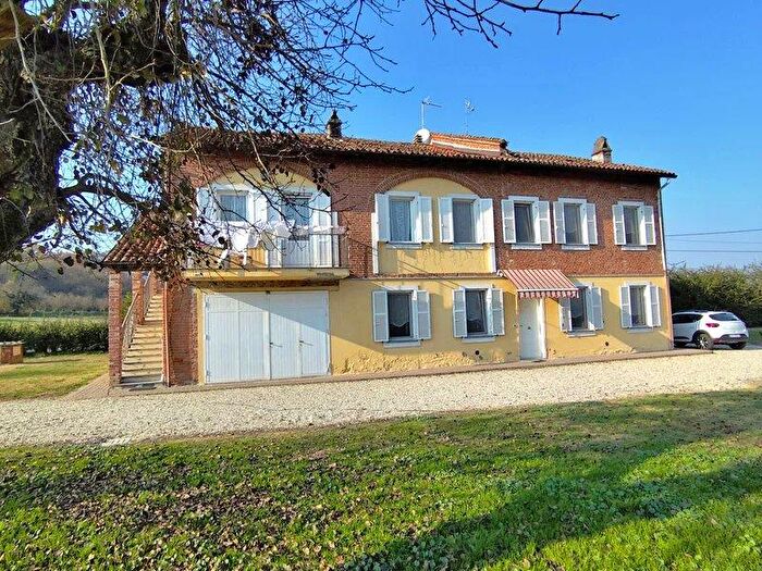 Casa con 13 locali in vendita in Masio