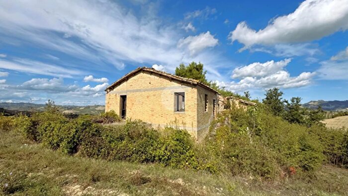 Casa con 6 locali in vendita in Contrada Tesino, Offida