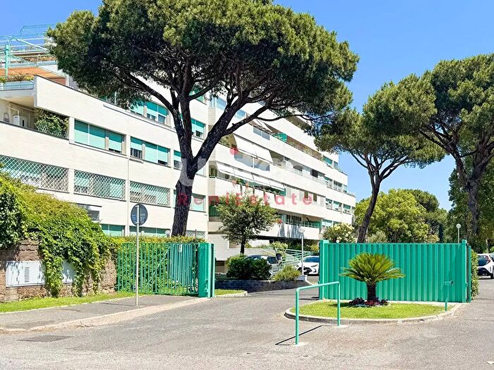 Appartamento con 5 locali in vendita in Via di Casalpalocco, Roma