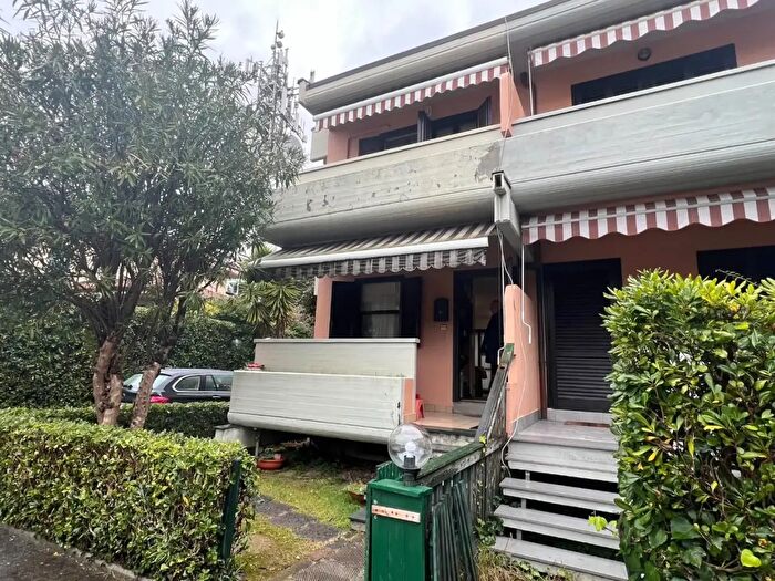 Casa con 6 locali in vendita in a Gioacchino Rossini, Massa