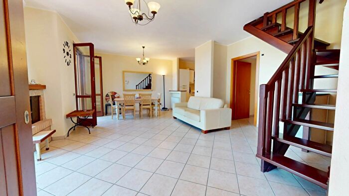 Casa con 7 locali in vendita in Strada della Santocchia, Magione